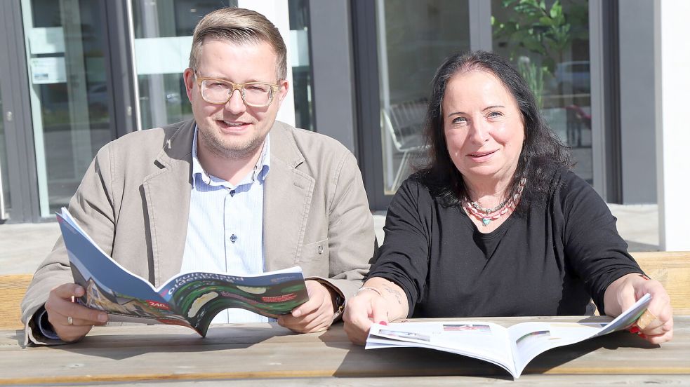 Freuen sich auf den Besuch von NDR 1-Moderator Schorse in Barßel: Bürgermeister Nils Anhuth und die Initiatorin der Aktion, Anita Pastoor. Foto: Hans Passmann