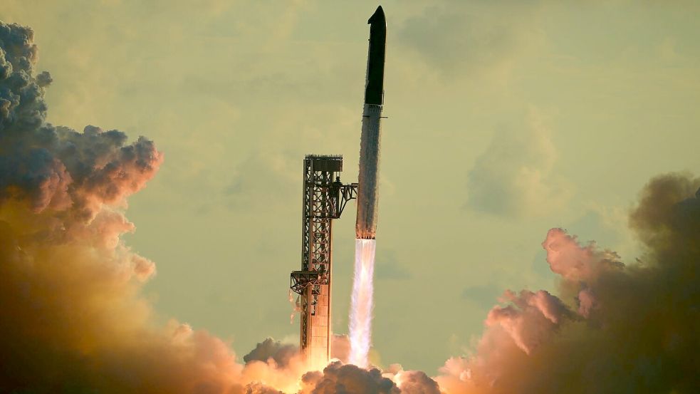 Das Raketensystem „Starship“ von SpaceX startet von Starbase in Texas zu einem Testflug Foto: Eric Gay/AP/dpa