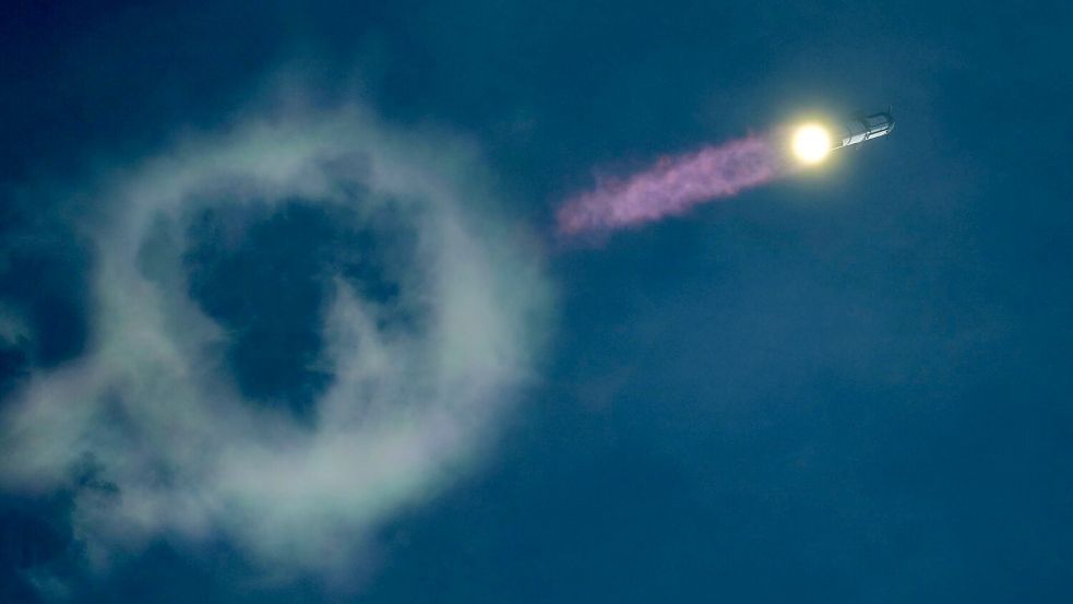Das Raketensystem „Starship“ von SpaceX startet von Starbase in Texas zu einem Testflug Foto: Eric Gay/AP/dpa