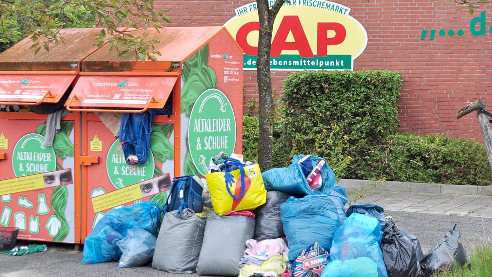So sieht es an vielen Altkleiderbehältern im Landkreis Leer aus. Das Foto entstand am Liegnitzer Hof in Leer: Dort wurden die Container mittlerweile abgebaut, weil der Müll dort überhand genommen hatte. Foto: Bodo Wolters/Archiv