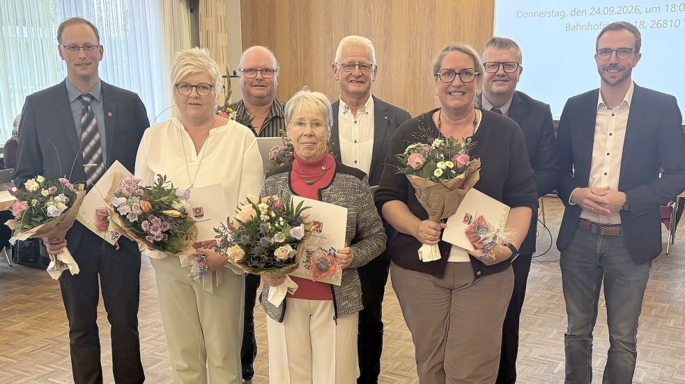 Für zehnjährige kommunalpolitische Tätigkeit wurden (von links) Martin Bron, Christiane Köller, Dietmar Woortmann, Angelika Kremers, Beene Oldigs und Anja Vosse-Hafer durch Westoverledingens Bürgermeister Theo Douwes und Hendrik Schulz, Vertreter des Niedersächsischen Städte- und Gemeindebundes, geehrt. Foto: Carsten Ammermann