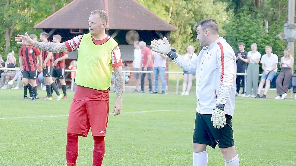 Vorsitzender Timo Boekhoff (links) gibt im Verein die Richtung vor. Als Trainer sagen Kai Zimmer (rechts) und Jens Hinderks, wo es beim SV Frisia Loga langgeht. Foto: Holger Weers