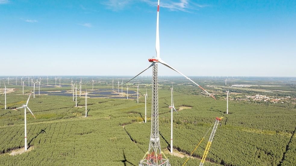 Der Höhenwindturm - hier noch im Bau - ist die höchste Windenergieanlage der Welt und zugleich das zweithöchste Bauwerk Deutschlands. (Archivbild) Foto: Frank Hammerschmidt/dpa