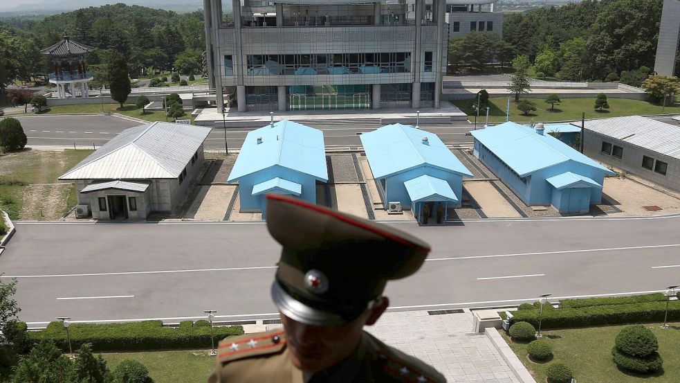 Seit Ende des Koreakriegs 1953 werden Nord- und Südkorea entlang der sogenannten demilitarisierten Zone (DMZ) getrennt - hier zu sehen von der nördlichen Seite. Foto: Dita Alangkara/AP/dpa