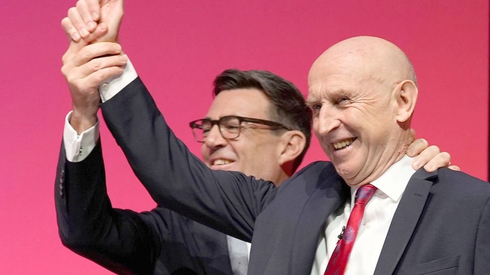 Zeigen sich guter Dinge: Premierminister Andy Burnham (l) und Finanzminister John Healey. (Archivbild) Foto: Peter Byrne/PA Wire/dpa