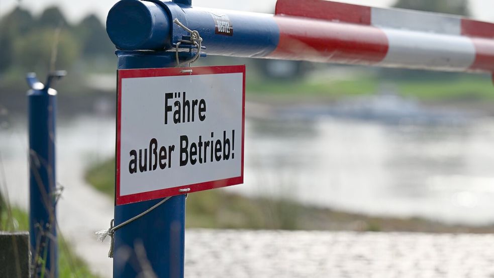 Das Wetter ist schön sonnig, doch der Ausflug endet an der Schranke statt auf der Rheinfähre nach Zons. (Archivbild) Foto: Wolf von Dewitz/dpa