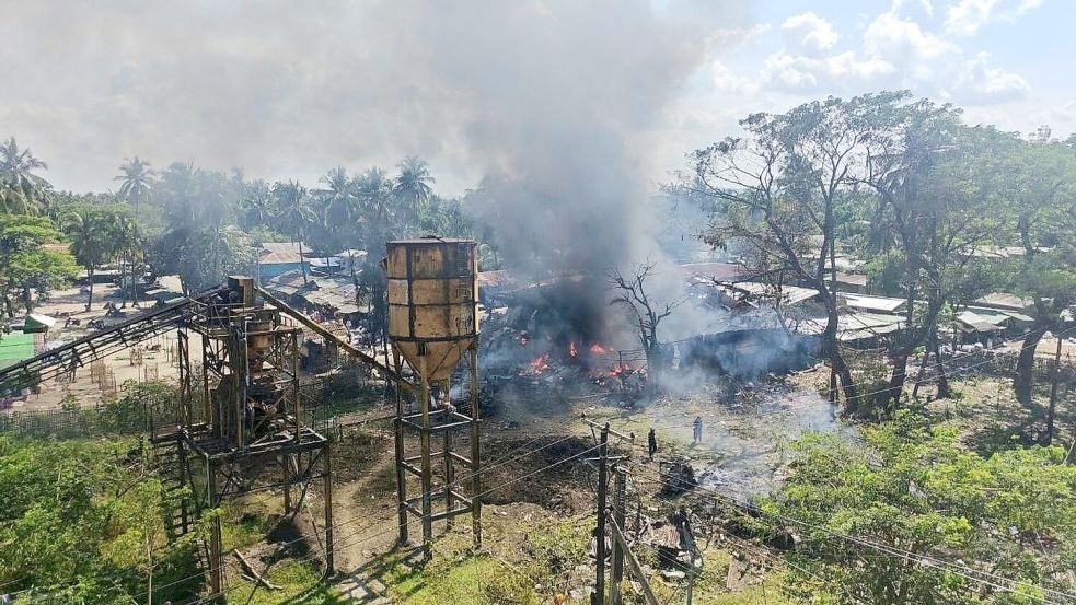 Dutzende Menschen sind bei dem Luftangriff getötet worden. Foto: Uncredited/Wai Hun Aung/AP/dpa