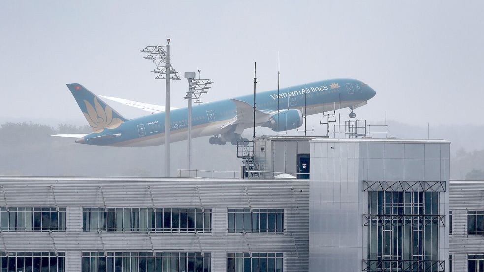 Fast 290 Menschen waren an Bord einer Maschine von Vietnam Airlines, als es zu dem Vorfall kam. (Symbolbild) Foto: Karl-Josef Hildenbrand/dpa