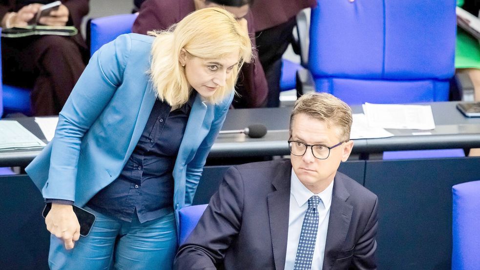 Über die Pflege-Sparpläne von Gesundheitsminister Carsten Linnemann, die auf einer Vorlage seiner Vorgängerin Nina Warken (beide CDU) beruhen, ringt derzeit die Koalition. (Archivbild) Foto: Christoph Soeder/dpa