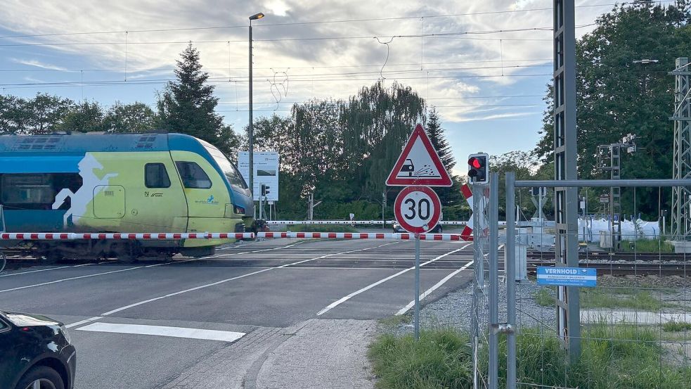 Ab Montag, 5. Oktober 2026, halten die Züge, die auf der Wunderline zwischen Bremen und Groningen unterwegs sind, auch wieder in Ihrhove. Das Bild zeigt die Westfalenbahn, die auf der Strecke Leer-Rheine unterwegs ist. Diese Züge halten nicht in Ihrhove. Archivfoto: Carsten Ammermann