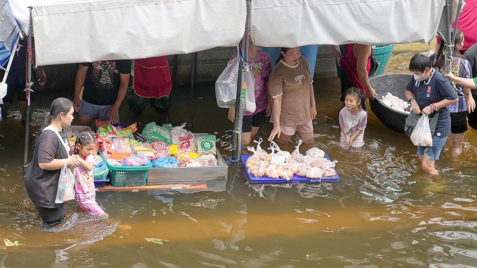 Noch immer fließen die Fluten nicht ab. Foto: Sakchai Lalit/AP/dpa
