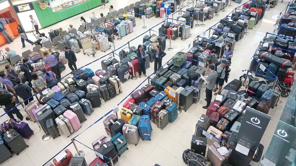 Am Flughafen herrscht Chaos bei der Gepäckabfertigung. Foto: Sakchai Lalit/AP/dpa