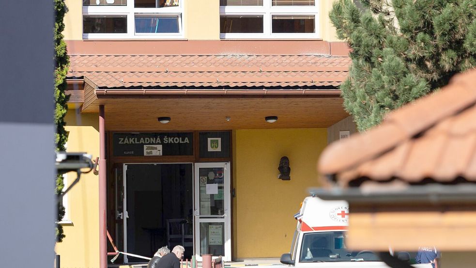Blick auf den Eingang der Schule in der slowakischen Gemeinde Staskov, wo es zu einer Gewalttat gekommen ist. Foto: Daniel Stehlík/TASR/dpa