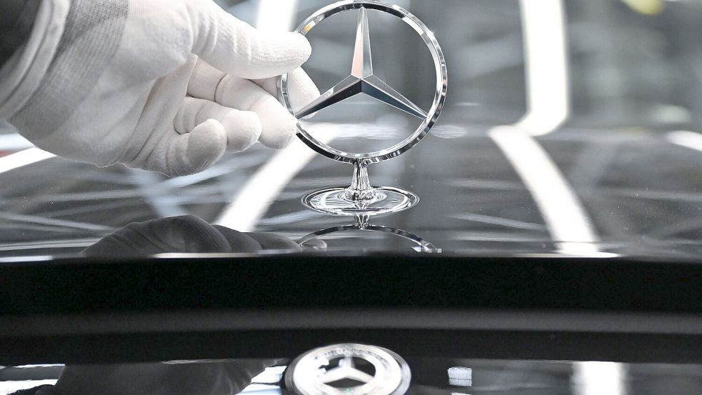 Bei Mercedes-Benz soll künftig wieder mehr im Büro vor Ort gearbeitet werden. (Archivbild) Foto: Bernd Weißbrod/dpa