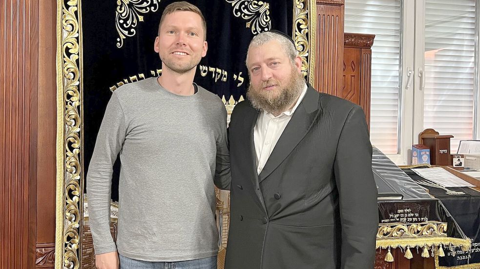 Die Begegnung mit dem Rabbiner von Winnyzja, Shaul Horowitz (rechts), ist dem aus Ostfriesland stammenden Journalisten Thilko Gläßgen (links) nach seinem Besuch in der Ukraine in besonderer Erinnerung geblieben. Foto: Thilko Gläßgen
