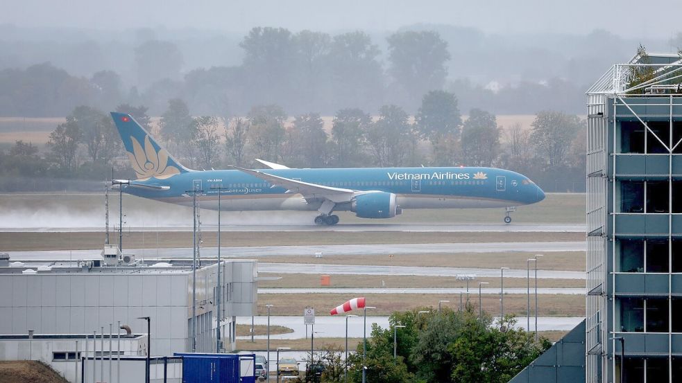 Eine Boeing 787-9 wie diese war Mitte August am Münchner Flughafen über die Startbahn hinausgeschossen und konnte gerade noch abheben. (Symbolbild) Foto: Karl-Josef Hildenbrand/dpa