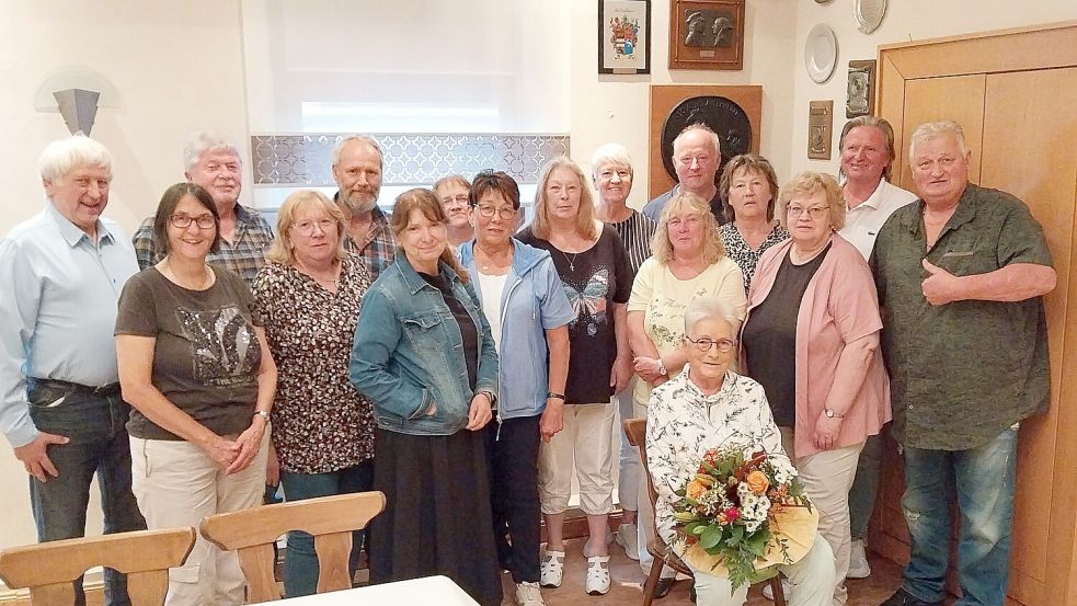 Erinnerungen an die gemeinsame Schulzeit wurden beim 50. Klassentreffen der ehemaligen Schülerinnen und Schüler der Grund- und Hauptschule Ihrhove ausgetauscht. Foto: privat