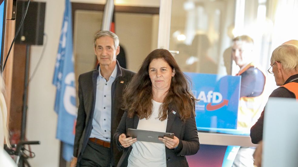 Anja Arndt und ihr Mann Arno Arndt, gerade Vorsitzender der AfD im Landkreis Leer, bei der Aufstellungsversammlung der AfD im Landkreis Oldenburg. Foto: Claus Hock