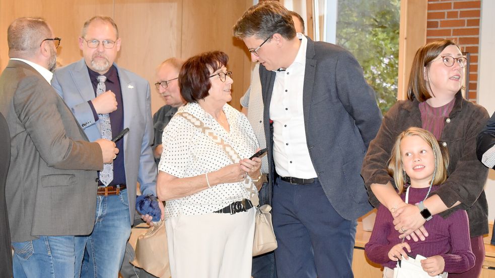 Der neue Saterländer Bürgermeister Markus Janssen (3. von rechts), während der Präsentation der Wahlergebnisse am Sonntagabend im Rathaus im Ramsloh. Foto: Henrik Zein