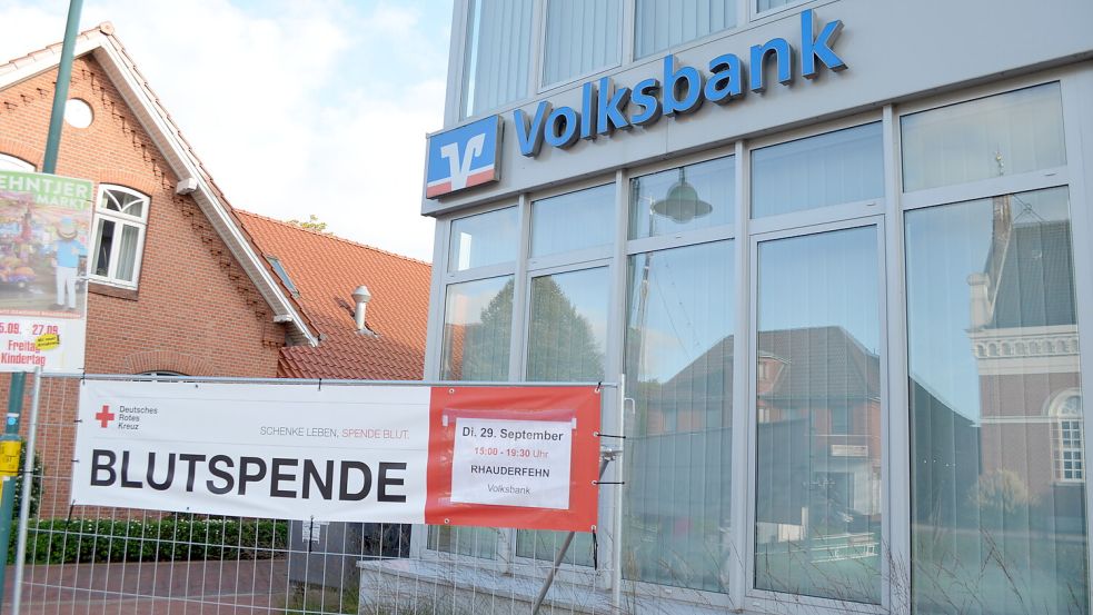 Die Fehntjer VR-Bank am Untenende lädt für Dienstag, 29. September 2026, zur Blutspende ein. Noch steht am Bankgebäude der frühere Name. In diesem Sommer ist die Volksbank Westrhauderfehn jedoch mit der Raiffeisenbank Moormerland zur VR-Bank fusioniert. Foto: Astrid Fertig