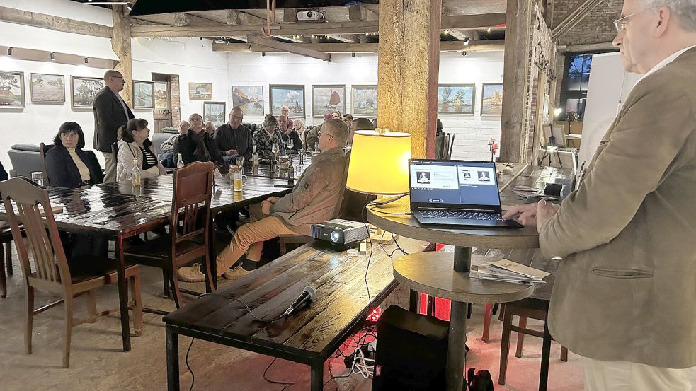 Der FährPadhof lud im September zu einem Mut-Impuls-Abend unter dem Titel „Du blödes Arschloch“ mit Medienrechtsanwalt Nikolai Klute aus Hamburg ein. Fotos: Clarissa Scherzer