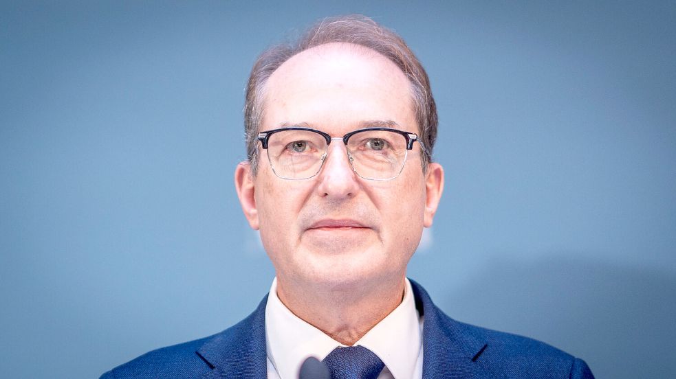 Setzt knallhart um, was Schwarz-Rot im Koalitionsvertrag vereinbart hat: Bundesinnenminister Alexander Dobrindt (CSU).  Bei der Ablehnung Schutz suchender Afghanen erheben Kritiker nun Vorwürfe. Foto: IMAGO/chris.emil-janssen.de