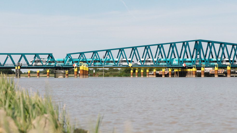 Erstmals seit mehr als zehn Jahren passieren ab dem 5. Oktober 2026 wieder reguläre Personenzüge die neu gebaute Friesenbrücke. Foto: Arriva Nederland/Archiv