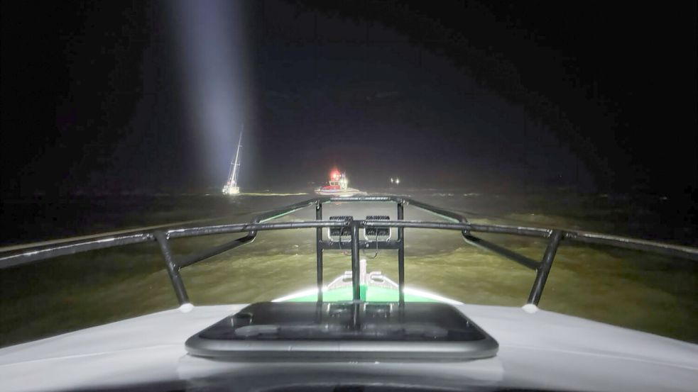 Mit dem Seenotrettungsboot Secretarius der DGzRS-Station Langeoog befreiten die Seenotretter eine polnische Segelyacht aus der gefährlichen Brandungszone. Foto: Die Seenotretter – DGzRS
