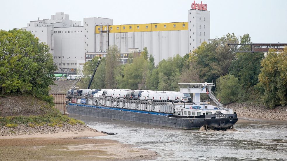Viel Schiff, wenig Wasser: Dieses Frachtschiff hatte sich auf einer Sandbank im Düsseldorfer Hafen festgefahren.  Foto: Christoph Reichwein/dpa