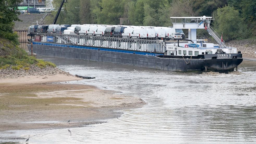 Am Montagabend hat sich wegen des extrem niedrigen Pegelstands ein Frachtschiff im Düsseldorfer Hafen festgefahren. Foto: Christoph Reichwein/dpa