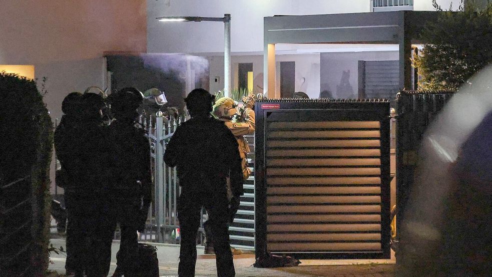 Einsatzkräfte der Polizei stehen am Mittwochmorgen vor einem Haus in Duisburg Foto: Christoph Reichwein/dpa