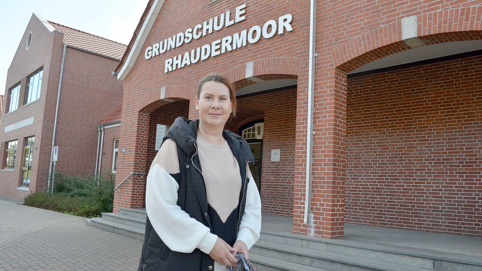 Heike Kutz, die die Grundschule Rhaudermoor seit 2022 leitet, steht hier vor dem Westflügel des Altbaus des in den 1950er Jahren errichteten Schulgebäudes. Der wird aufgrund statischer Mängel abgerissen. Im Frühjahr 2027 sollen die Baumaßnahmen beginnen. Foto: Astrid Fertig