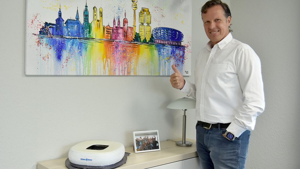 Spaß muss sein: Im Büro von „AXA-Mann“ Peter Thoben steht ein Modell der Allianz-Arena. Der 55-Jährige ist Mitglied bei Bayern München, da kann er über das Logo des Mitbewerbers schmunzelnd hinwegsehen. Foto: Prins