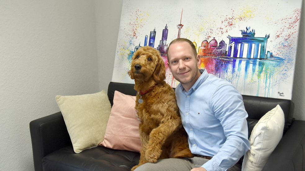 Luca Kaltinski – hier mit Bürohund Maya, ist seit 2016 in der Agentur und steht seit zwei Jahren gemeinsam mit Peter Thoben an der Spitze des Unternehmens. Foto: Prins