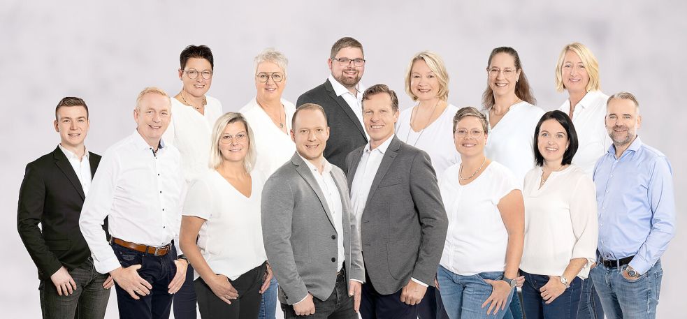 Das 17-köpfige Team in Ostrhauderfehn und Ramsloh kümmert sich – vorwiegend in den Kreisen Leer und Cloppenburg – um einen großen Kundenstamm. Hintere Reihe (von links): Ulrike Grünefeld, Kerstin Taute, Marvin Hillers, Sylvia Schulte-Freytag, Anja Mödden und Monika Knelangen. Vordere Reihe (von links): Marvin Tuttaß, Hartwig Bruns, Elke Bruns, Luca Kaltinski, Peter Thoben, Marion Eilers. Jenny Lücking und Andreas Mödden. Auf dem Bild fehlen Hamza Dabbagh, Anna-Marie Ott und Ziner Agirman. Foto: privat
