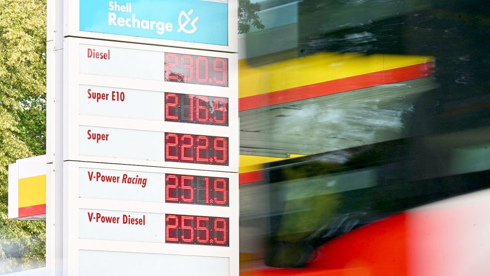 Die Spritpreise sinken bereits vor dem Start des Tankrabatts.  Foto: Sina Schuldt/dpa