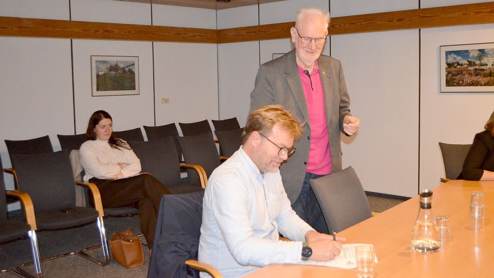 Als frisch gewählter Ausschussvorsitzender verpflichtete Ulrich Benedix den Leiter der Collinghorster Grundschule, Timo Dogs, als beratendes Mitglied des Schulauschusses. Dogs löste Langholts Grundschulleiter Nanno Heddens ab. Foto: Astrid Fertig