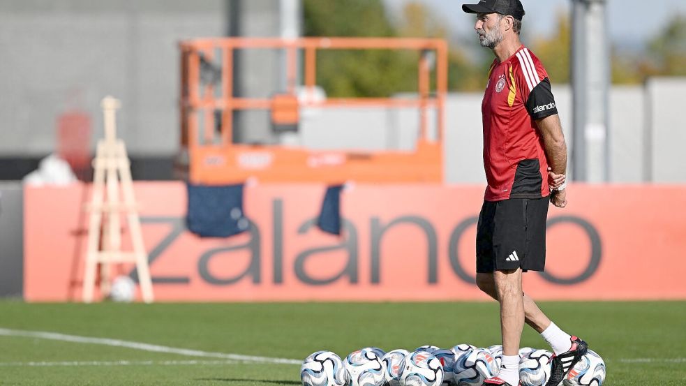 Jürgen Klopp schaut beim Training der Nationalmannschaft genau hin.  Foto: Federico Gambarini/dpa
