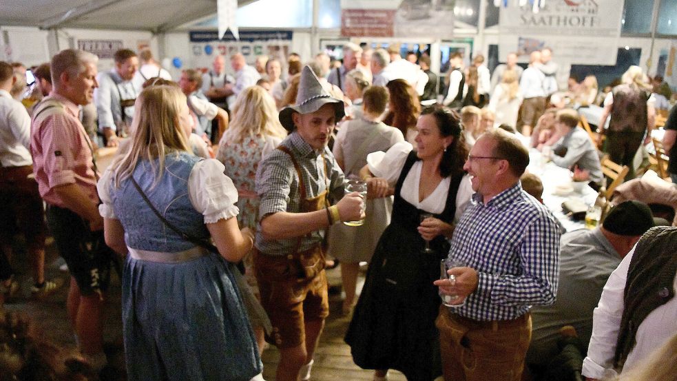Im Festzelt herrschte beim Oktoberfest eine ausgelassene Stimmung. Foto: Melchert Stromann