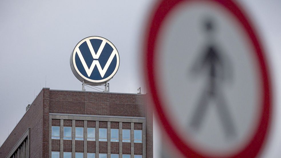 VW hat eine Reihe von Tarifverträgen gekündigt. (Archivbild) Foto: Moritz Frankenberg/dpa
