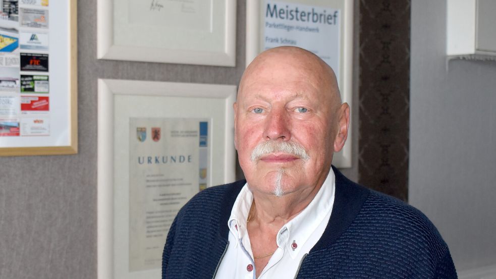 Malermeister Franz Schnau feiert am 4. Oktober seinen 80. Geburtstag. Im Hintergrund sind Urkunden sowie sein Meisterbrief zu sehen. Foto: Henrik Zein
