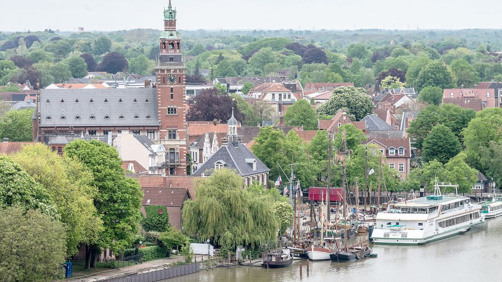 Das Leeraner Rathaus dominiert die Ansicht auf die Altstadt. Am Turm muss jetzt aber gearbeitet werden. Foto: Klaus Ortgies/Archiv