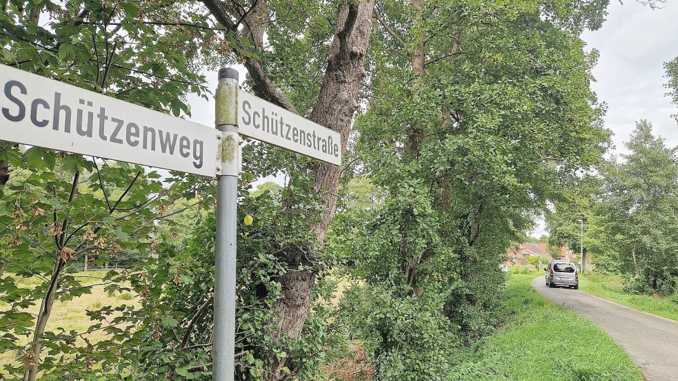 Kein positives Aushängeschild für die Internationale Dollard Route: Die Schützenstraße in Diele ist in einem katastrophalen Zustand. Foto: Tatjana Gettkowski