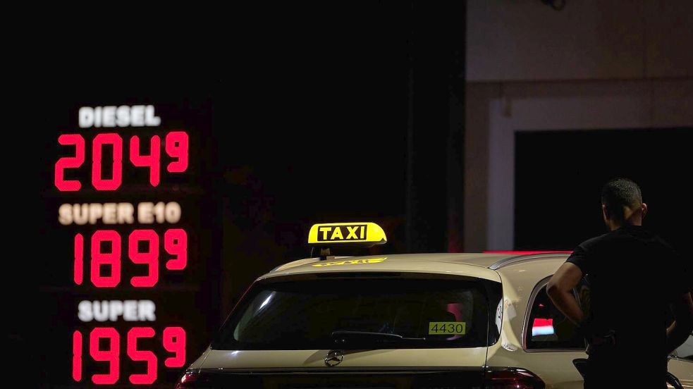 Die Spritpreise sind deutlich gefallen - teils weit unter 2 Euro. Foto: Robert Michael/dpa
