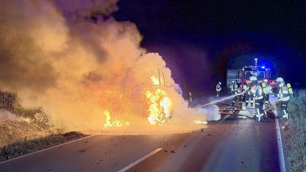 In der Krummhörn brannte ein Traktor. Foto: Feuerwehr Krummhörn