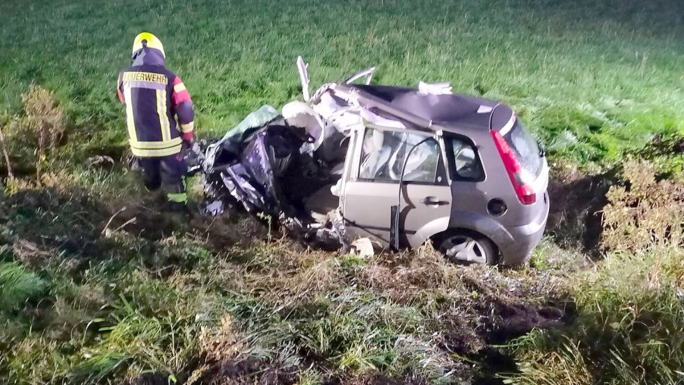 Das am Unfall beteiligte Auto wurde von der Fahrbahn geschleudert. Foto: Bodo Wolters