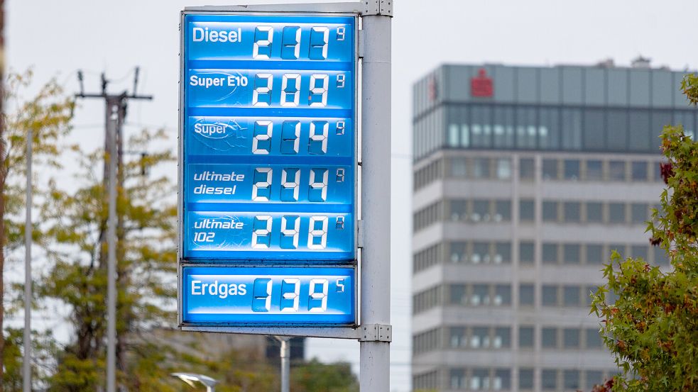An der Aral-Tankstelle am Berliner Platz kostete Super E10 am Donnerstagmorgen 2,099 Euro pro Liter. Diesel lag bei 2,119 Euro. Foto: Benjamin Beutler