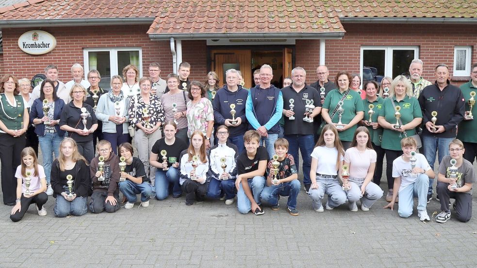 Die erfolgreichen Schützen des Pokalschießens des Schützenvereins Neuland. Foto: Hans Passmann