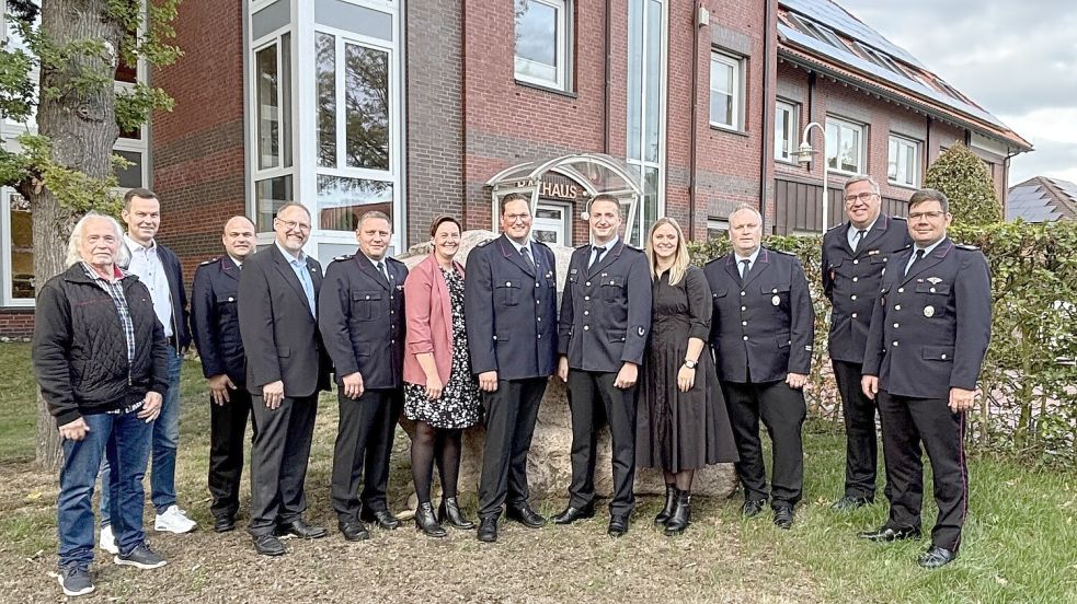 Feuerwehr und Verwaltung haben sich vor dem Rathaus in Ramsloh aufgestellt (von links): Feuerwehrausschussvorsitzender Georg Tebben, Ordnungsamtsleiter Christof Naber, Stellvertretender Ortsbrandmeister Timo Hinrichs, Gemeindebrandmeister Matthias Pörschke, Stephanie Klären, Florian Fugel, Ortsbrandmeister Matthias Schulte, Sandra Deddens, Stellvertretender Gemeindebrandmeister Kevin Heese, Stellvertretender Ortsbrandmeister Edmund Hanekamp FF Scharrel, Ortsbrandmeister Lukas von Kajdacsy FF Scharrel. Foto: Thomas Giehl / Feuerwehr