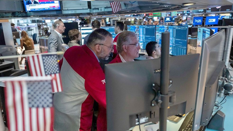 Händler an der Wall Street: In den USA steigen die Renditen von Staatsanleihen immer mehr an.(Archivbild) Foto: Yuki Iwamura/AP/dpa